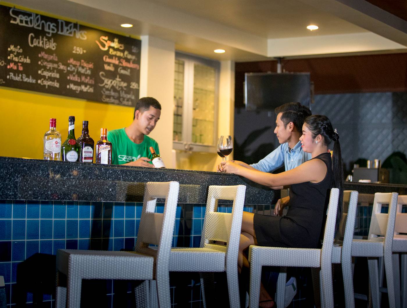 HOMM-Suites-Laguna---a-brand-of-Banyan-Group-Bar-42