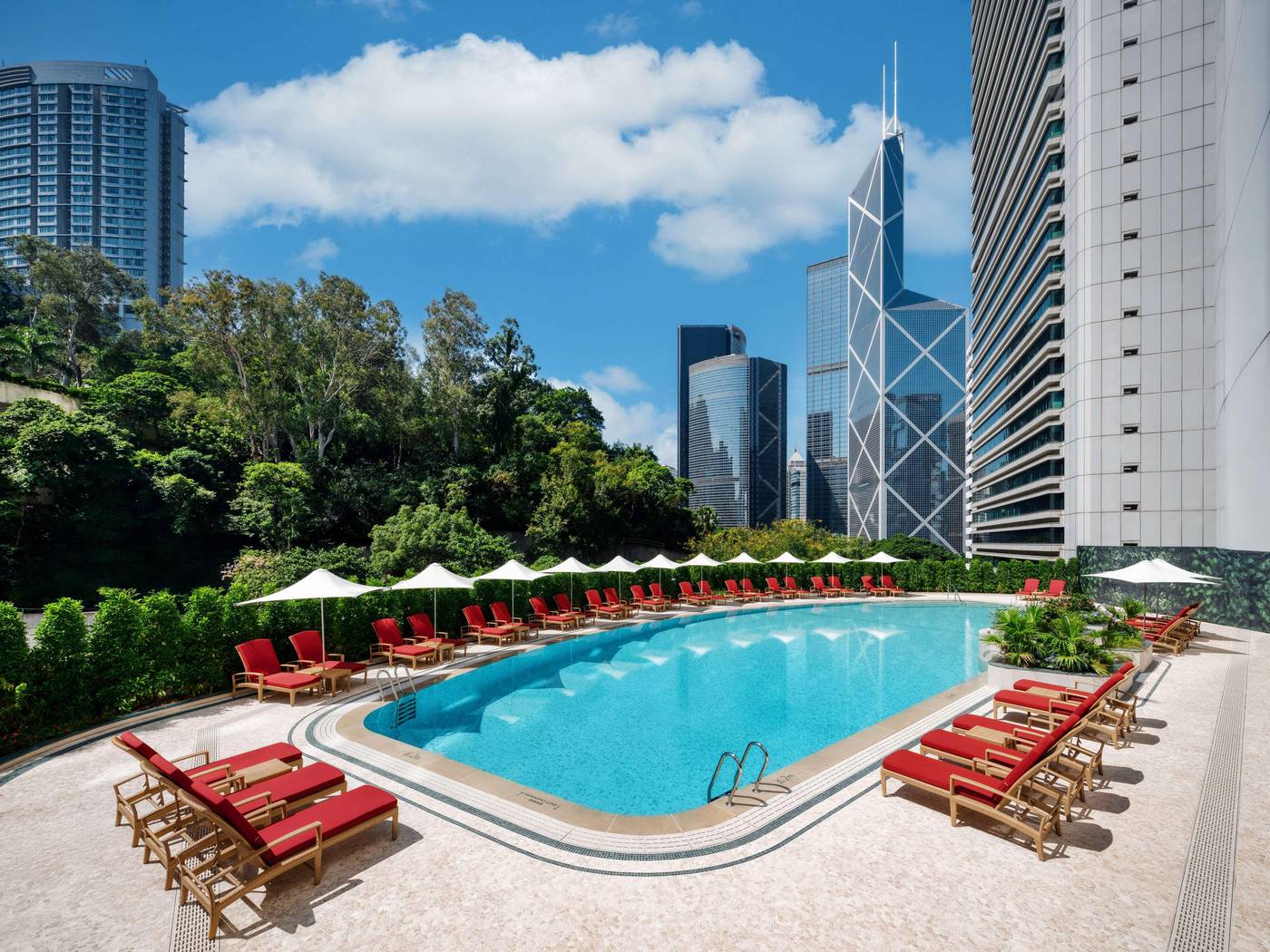 Island-Shangri-La-Hong-Kong-Pool-10