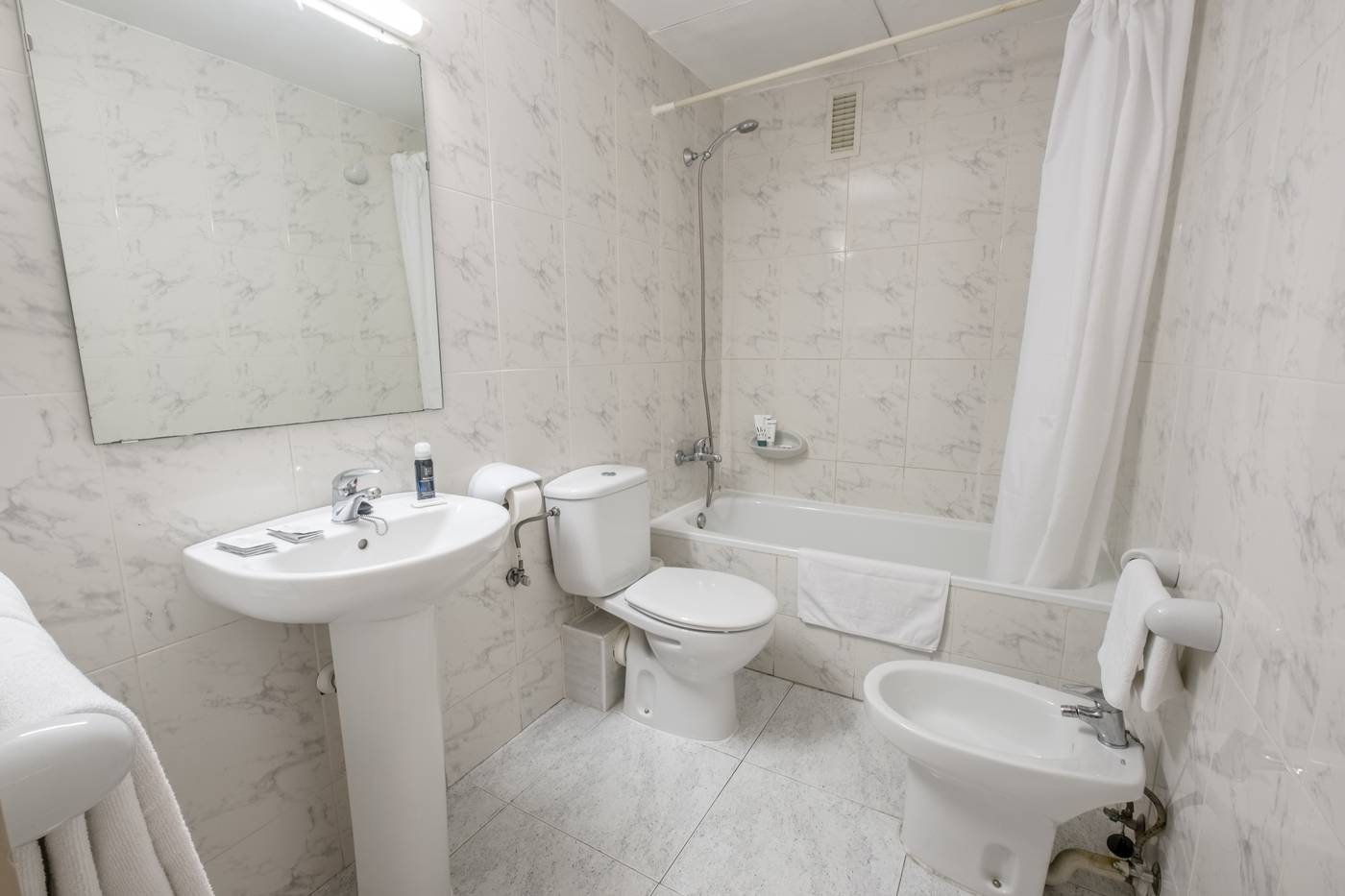 California-Apartments-III-Y-IV-Room-19