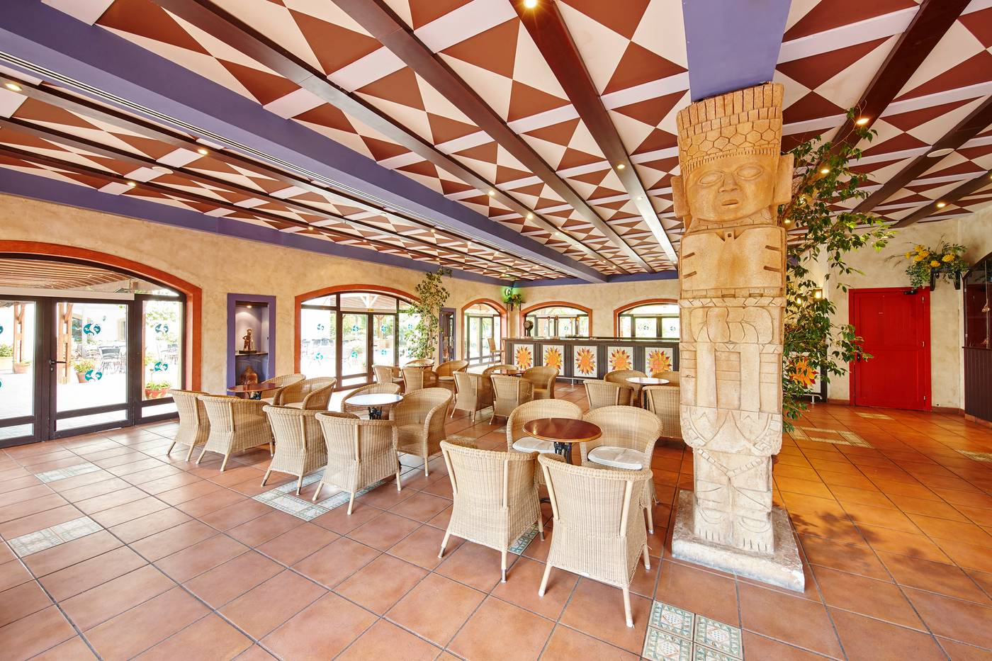 PortAventura-Hotel-El-Paso---Theme-Park-Bar-20