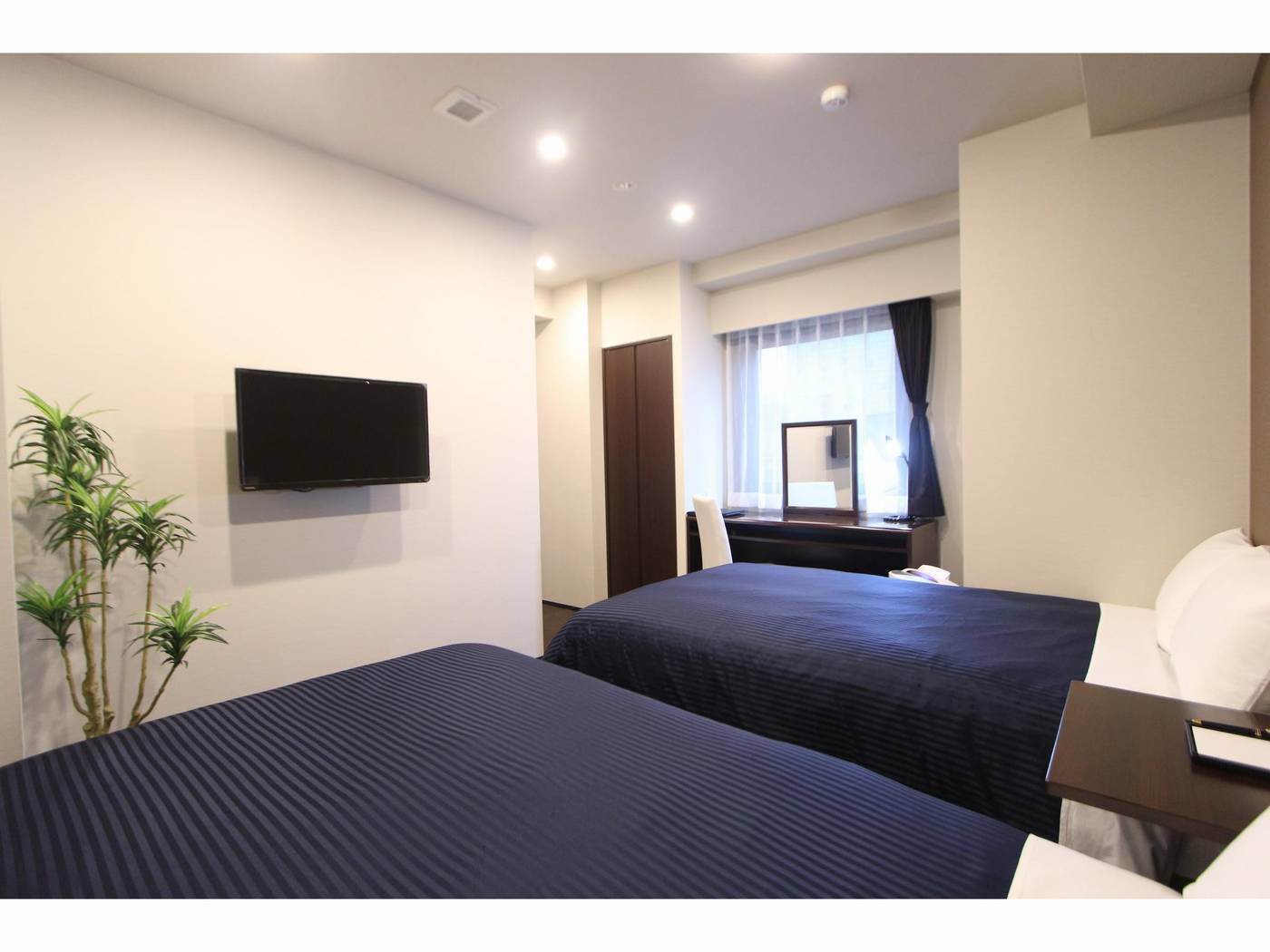 Hotel Livemax Higashi-Ginza-Japan-Tokyo-Room-10