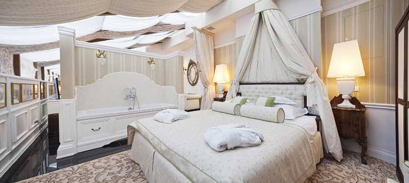 The-Bonerowski-Palace-Room-25