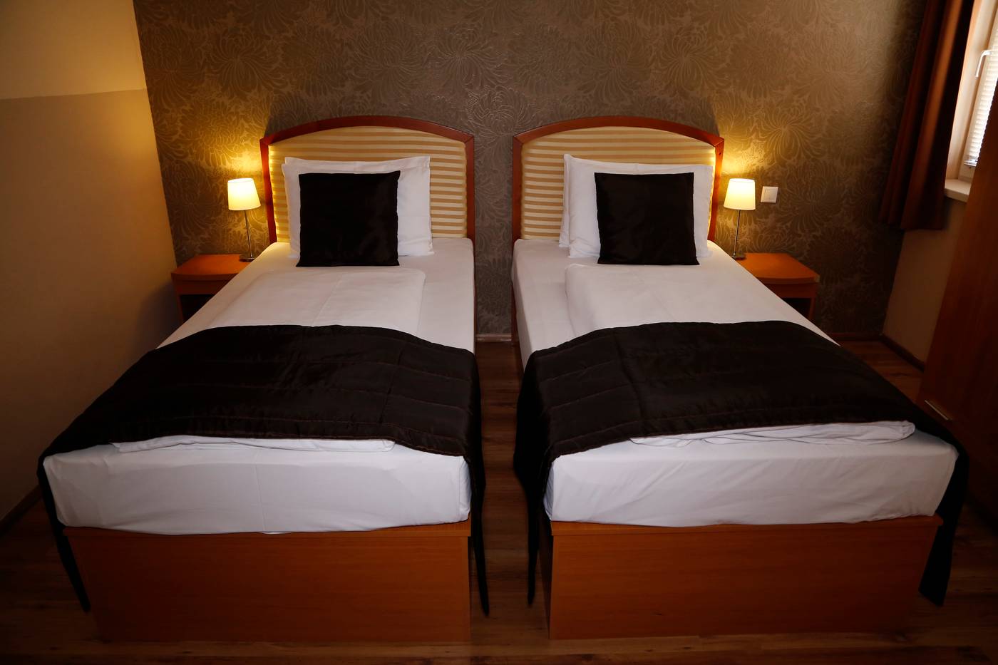 Six-Inn-Hotel-Room-15