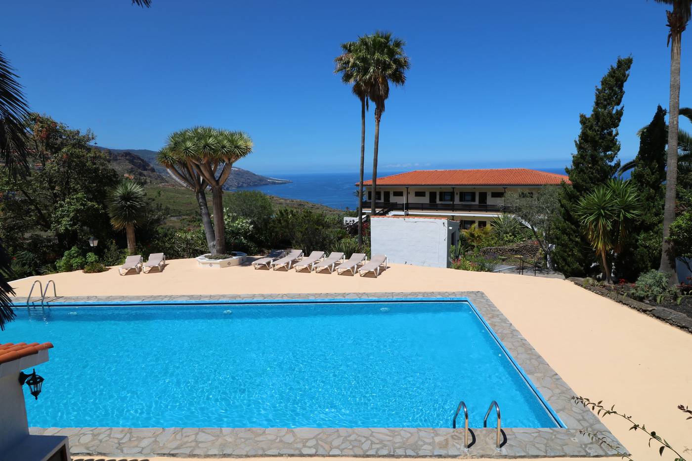 Apartamentos-Miranda-Pool-33