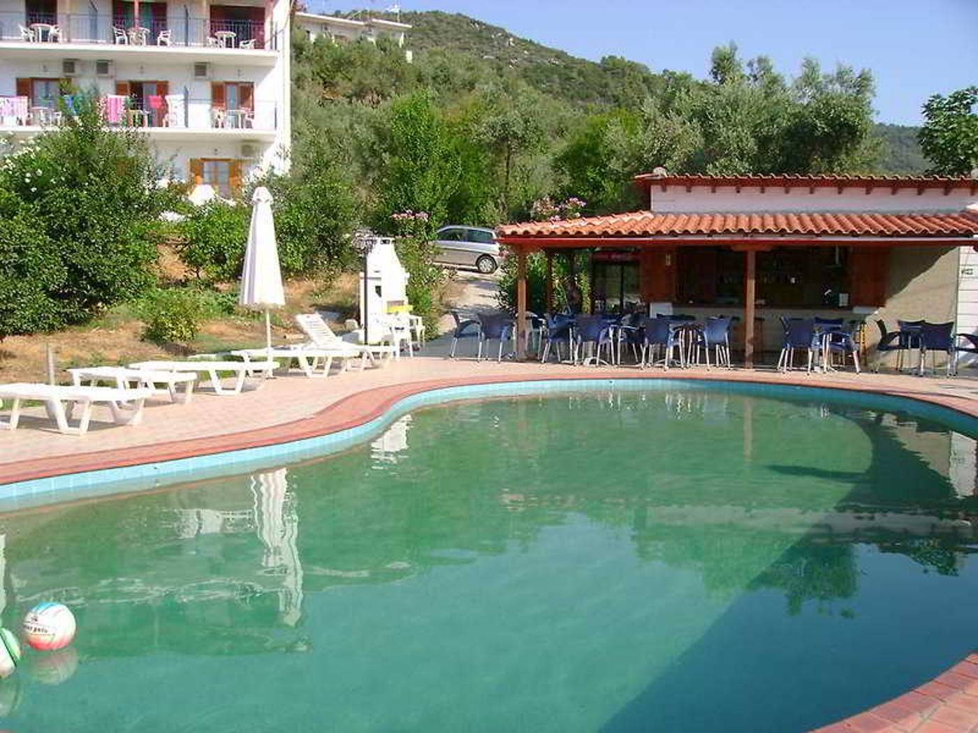 Diamantis-Studios-Bar-1