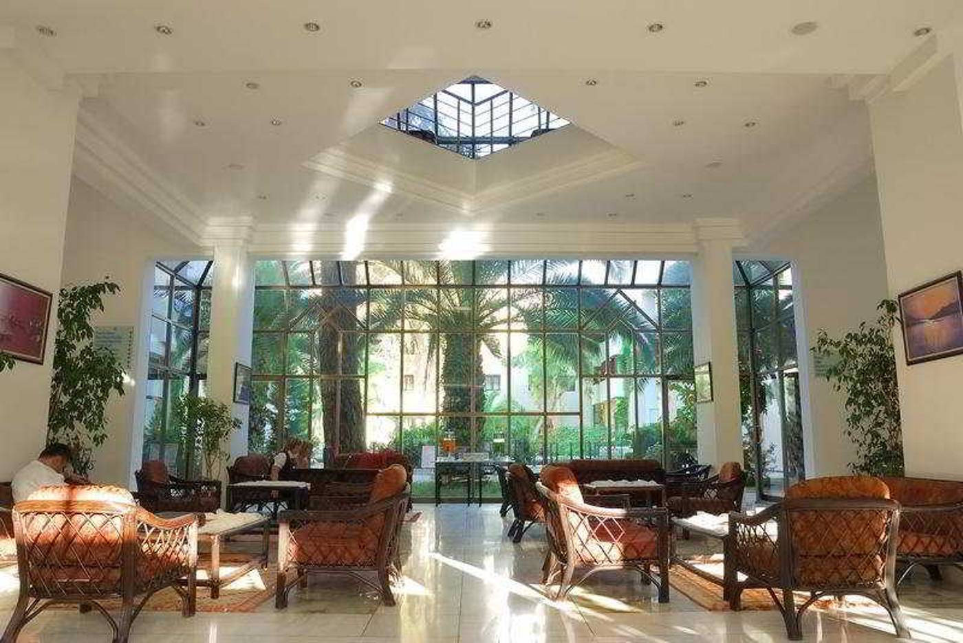 Majesty-Club-La-Mer-Art-Lobby-17