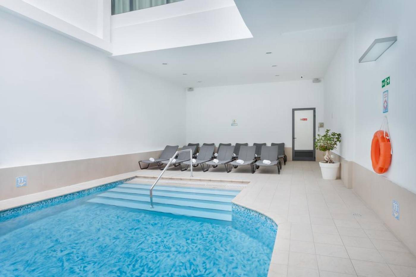 The-Plaza-and-Plaza-Regency-Hotels-Pool-44