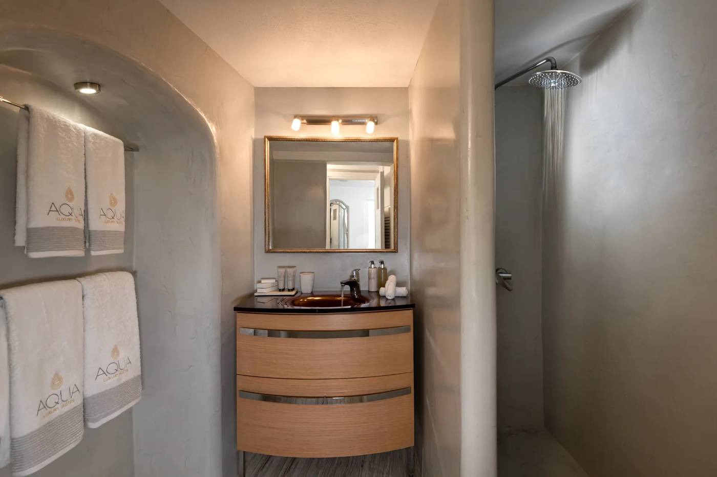 Aqua-Luxury-Suites-Room-42