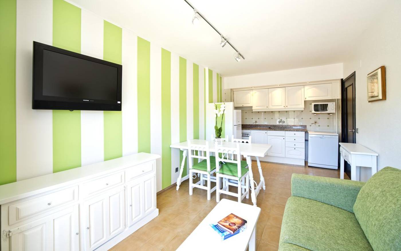 Salles-Beach-Apartments-Room-18