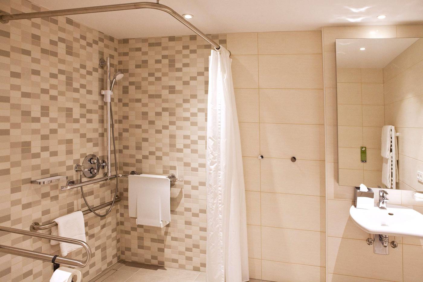 Hampton-by-Hilton-Berlin-City-East-Side-Gallery-Room-20