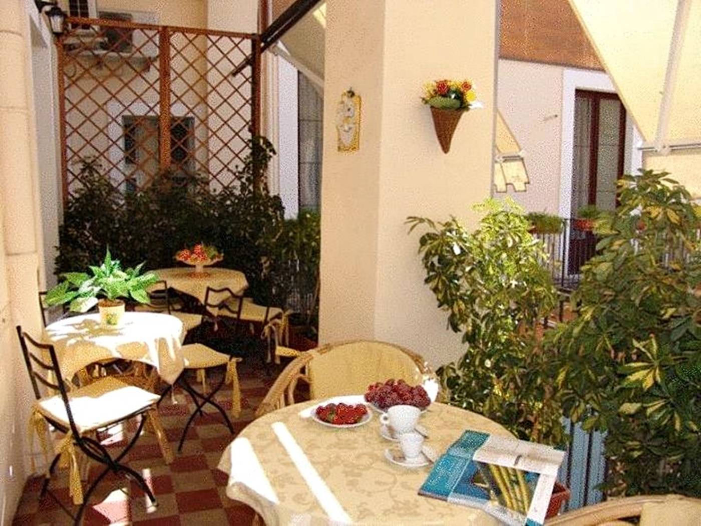 Hotel-Valentino-Lobby-3