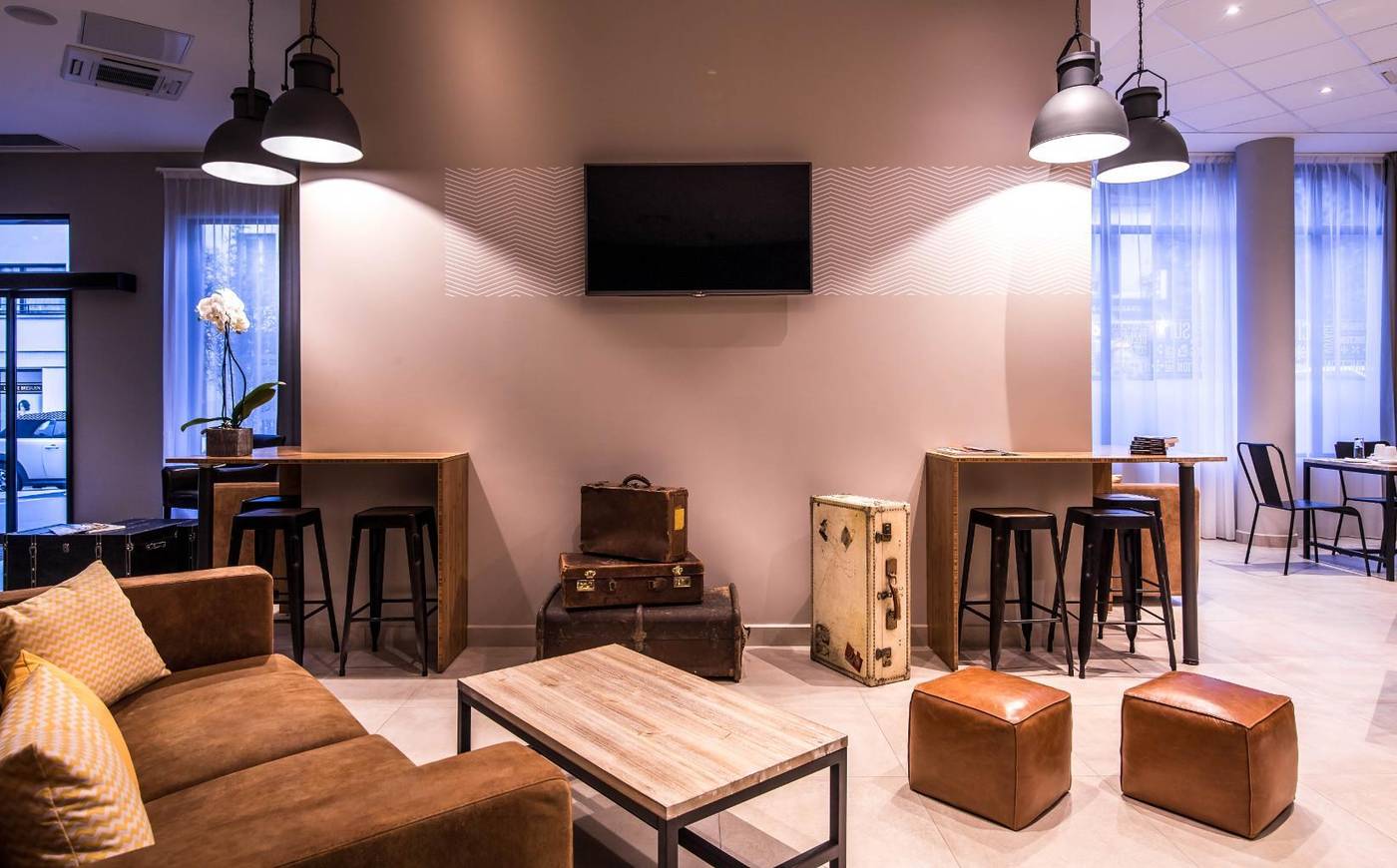 Best-Western-Plus-Suitcase-Paris-la-Defense-Lobby-4