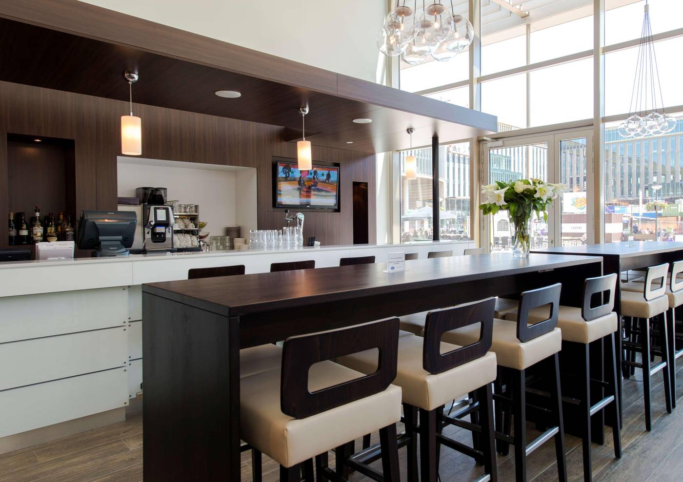 Hampton-by-Hilton-Amsterdam---Arena-Boulevard-Bar-10