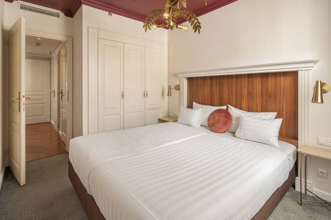 Queen-s-Court-Hotel-and-Residence-Room-32