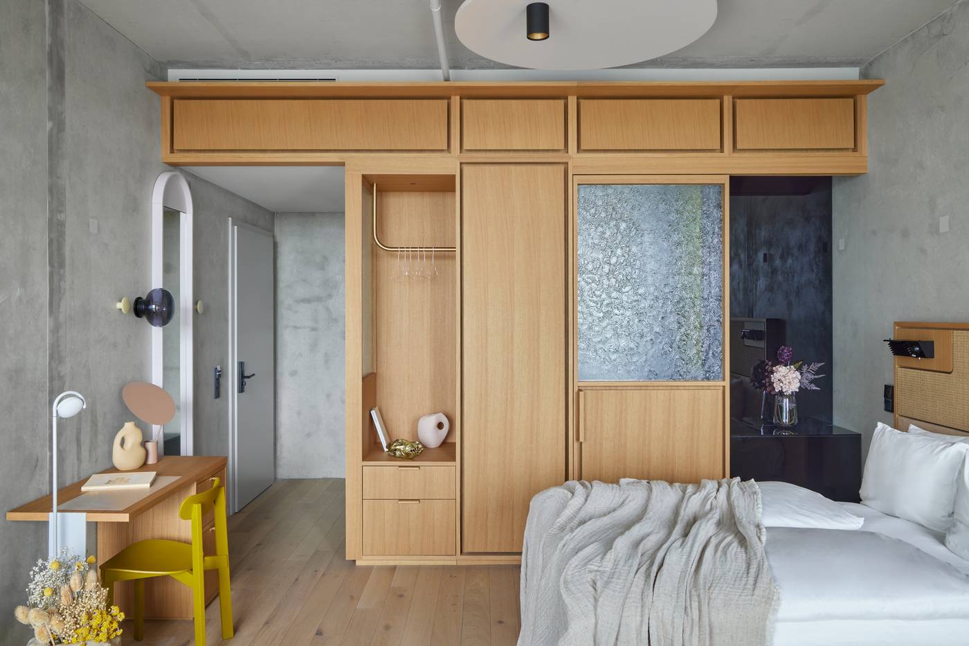 Locke-at-East-Side-Gallery--Friedrichshain-Room-11