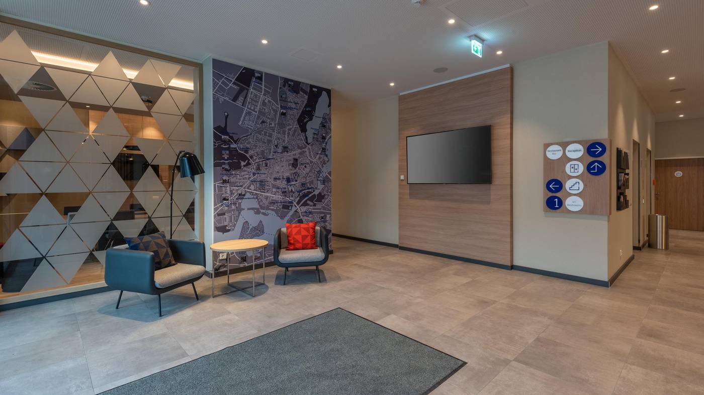 Holiday-Inn-Express-and-Suites-Potsdam-Lobby-7