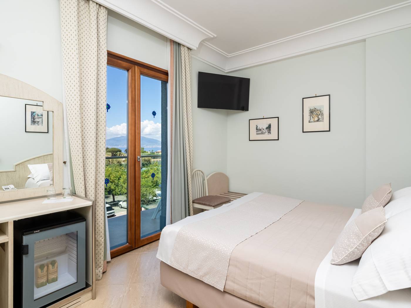 Comfort-Hotel-Gardenia-Sorrento-Coast-Room-37