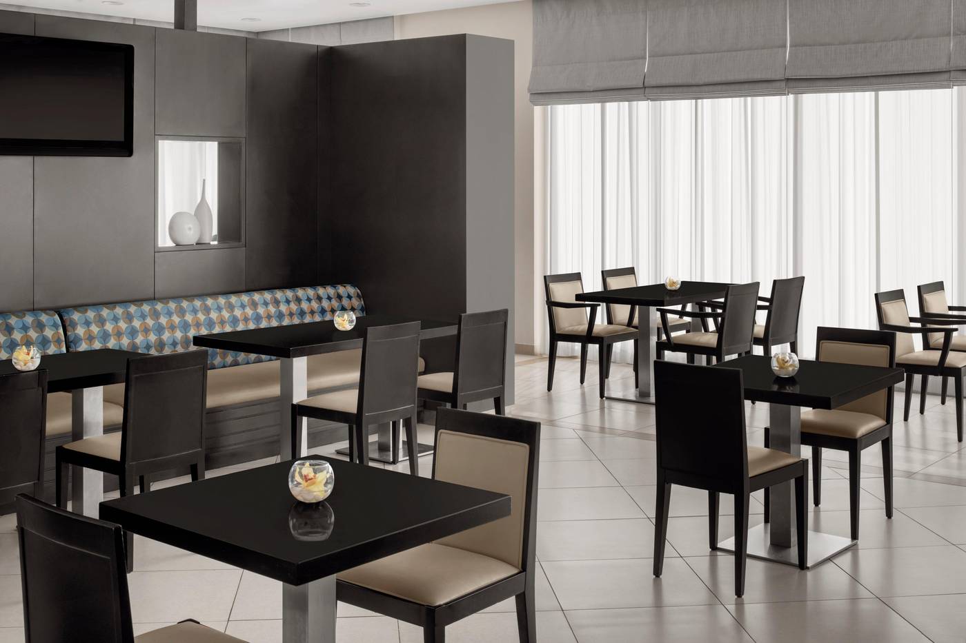 Holiday-Inn-Express-Jumeirah-Restaurant-21