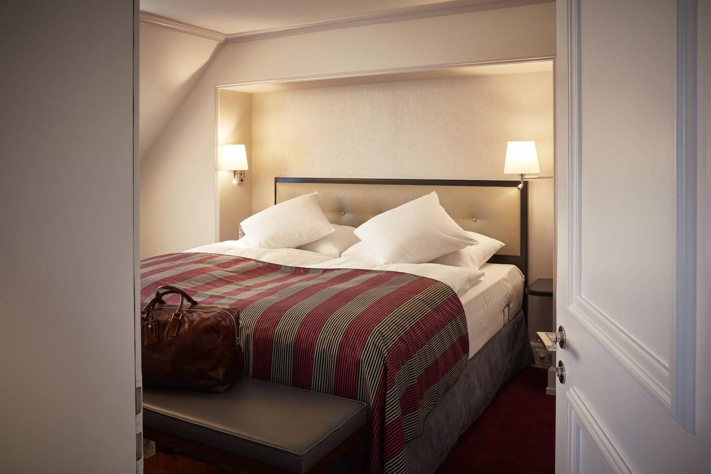 The Dufour, Suites & Rooms by Hotel Schweizerhof-Switzerland-Zurich-Room-9
