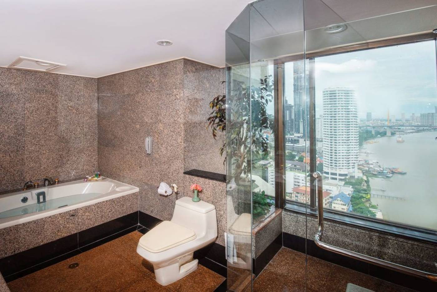 Montien-Riverside-Bangkok-Hotel-Room-53