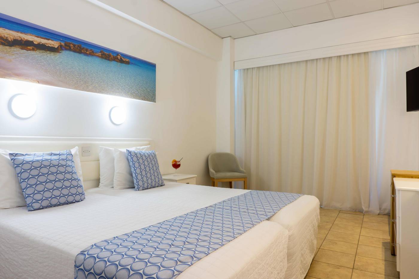 Anonymous-Beach-Hotel-Room-16