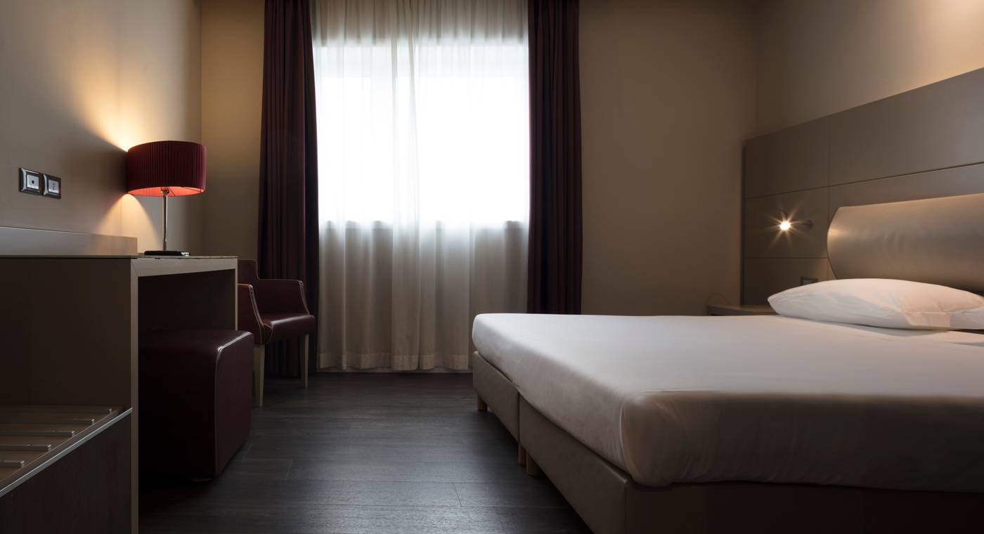 Smart-Hotel-Holiday-Room-35