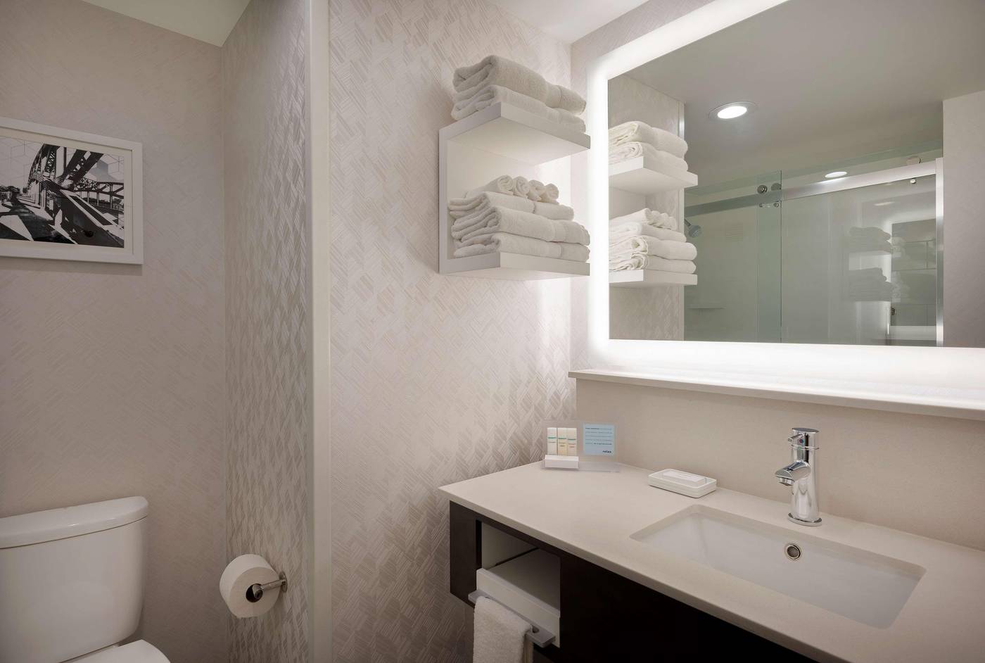 Hampton-Inn-Boston-Cambridge-Room-22