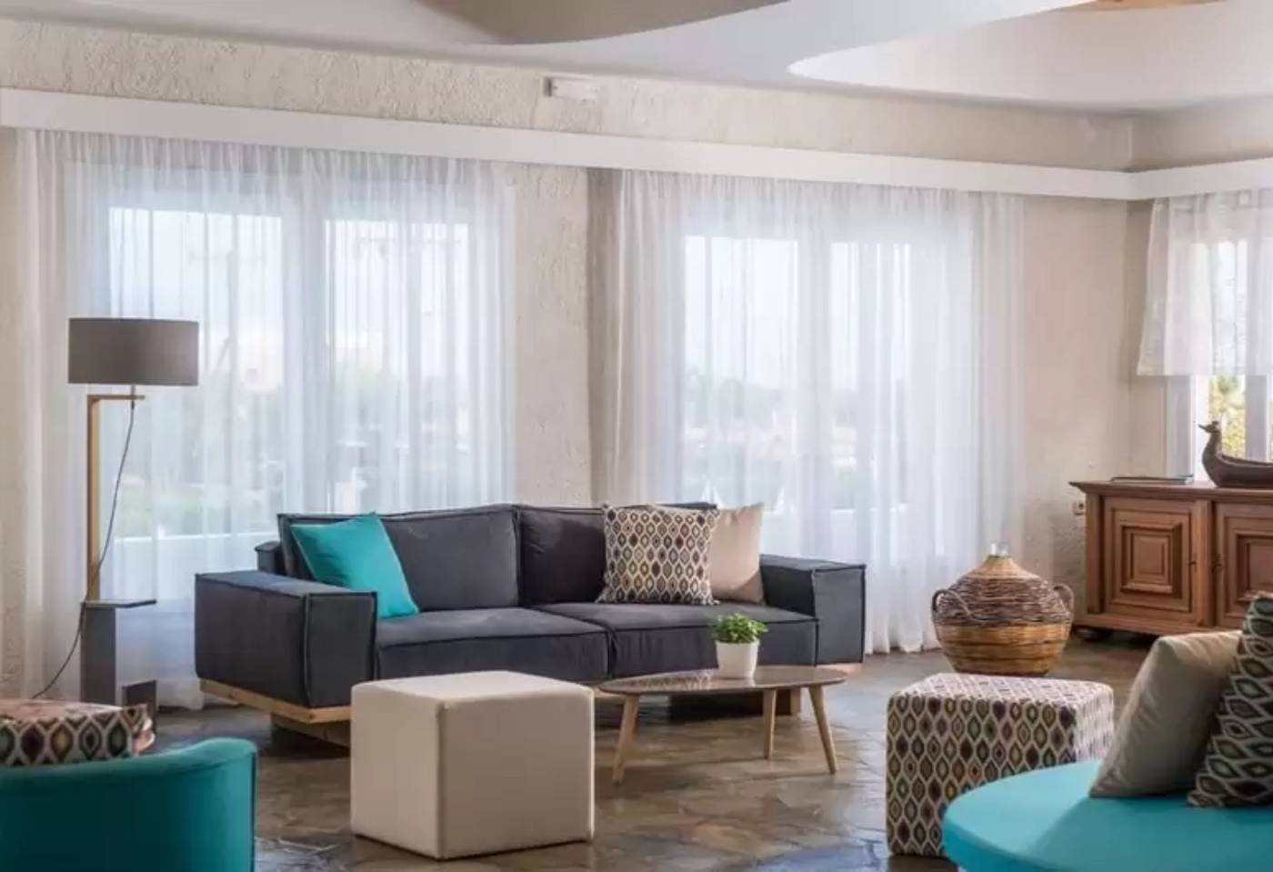 Oasis-Hotel-Lobby-20