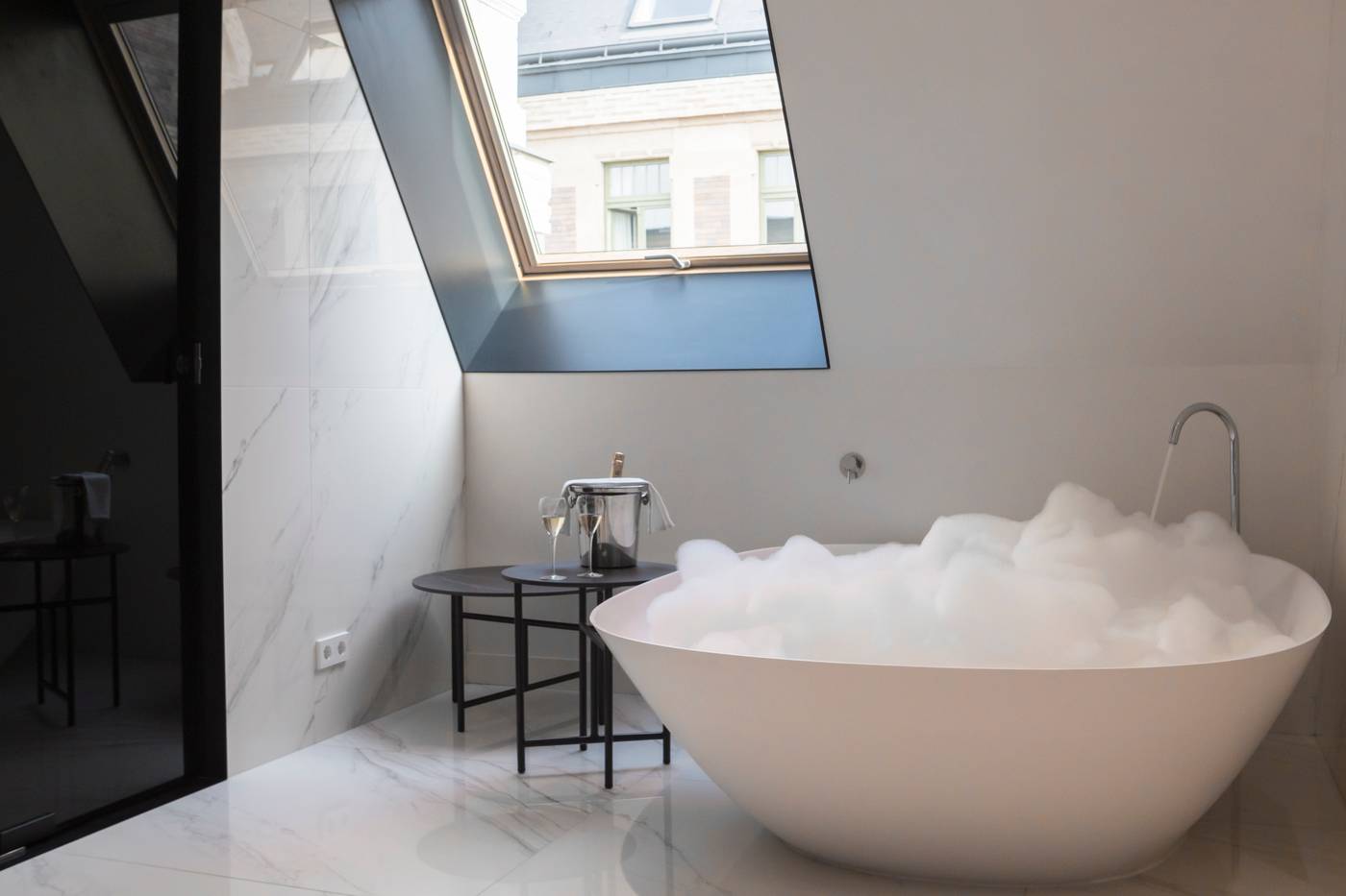 Kozmo-Hotel-Suites---Spa-Room-37