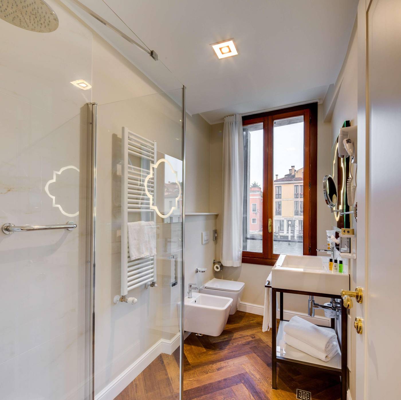 CHC-Continental--BW-Premier-Collection-Room-31