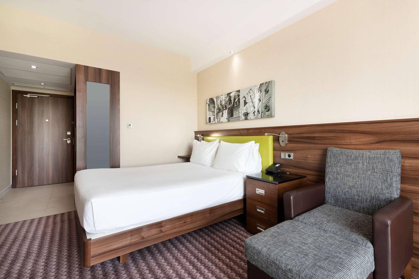 Hampton-By-Hilton-Krakow-Room-14