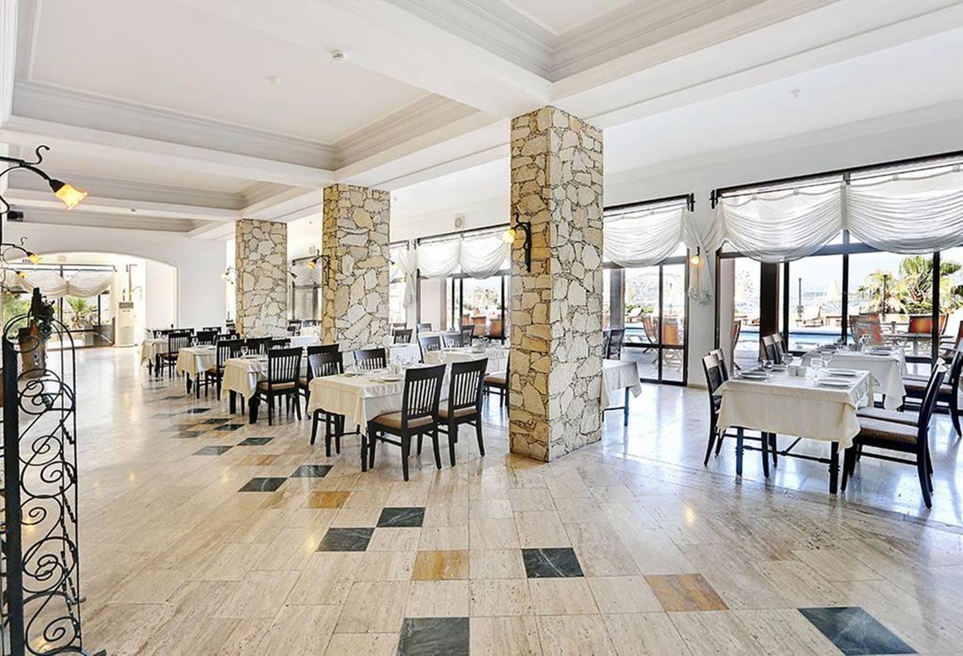 Suhan-Seaport-Hotel-Restaurant-27