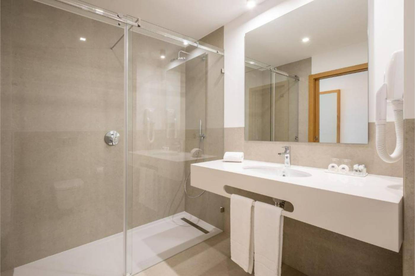 ----ncora-Park-Room-38