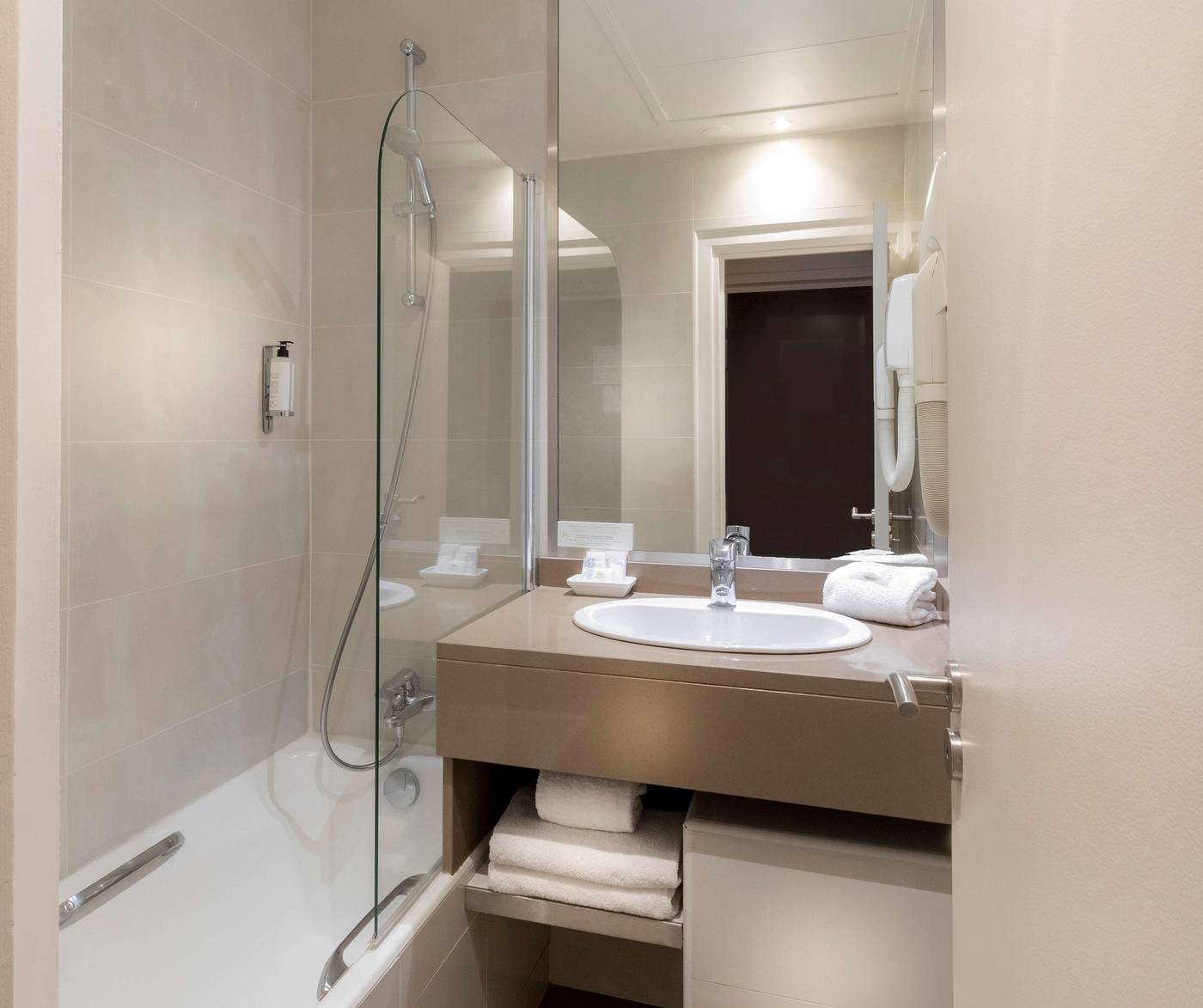 Elysees-Ceramic-Room-43