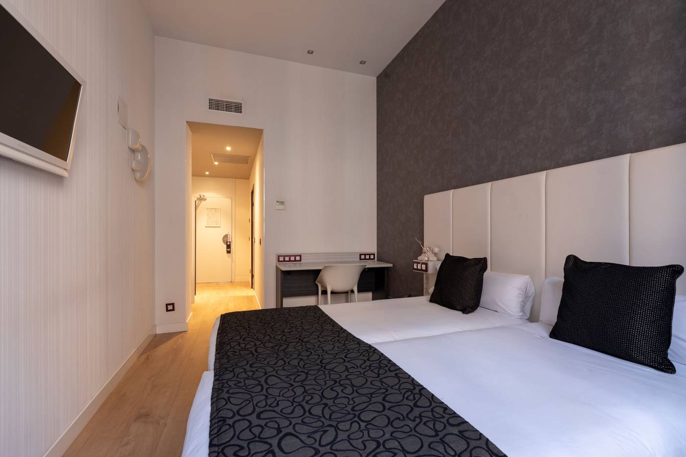 Petit-Palace-Santa-Barbara-Room-10