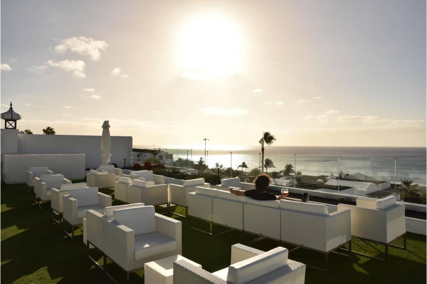 R2-Bahia-Kontiki-Beach-Aparthotel-Terrace-19