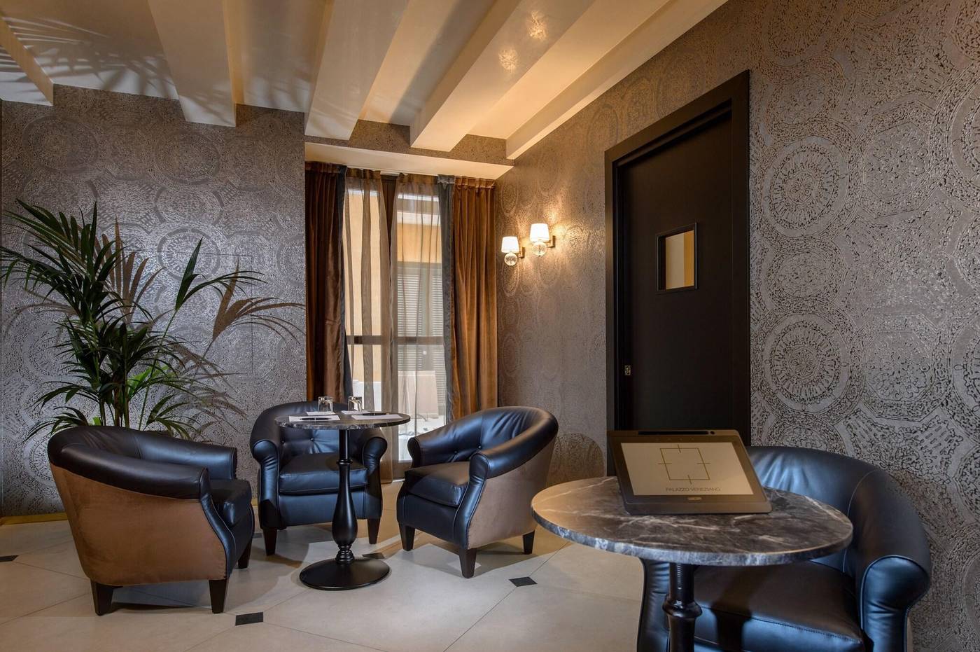 Palazzo-Veneziano-Lobby-6