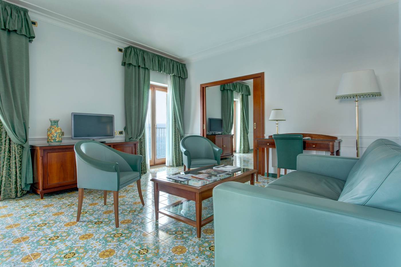 Lloyd-s-Baia-Room-17