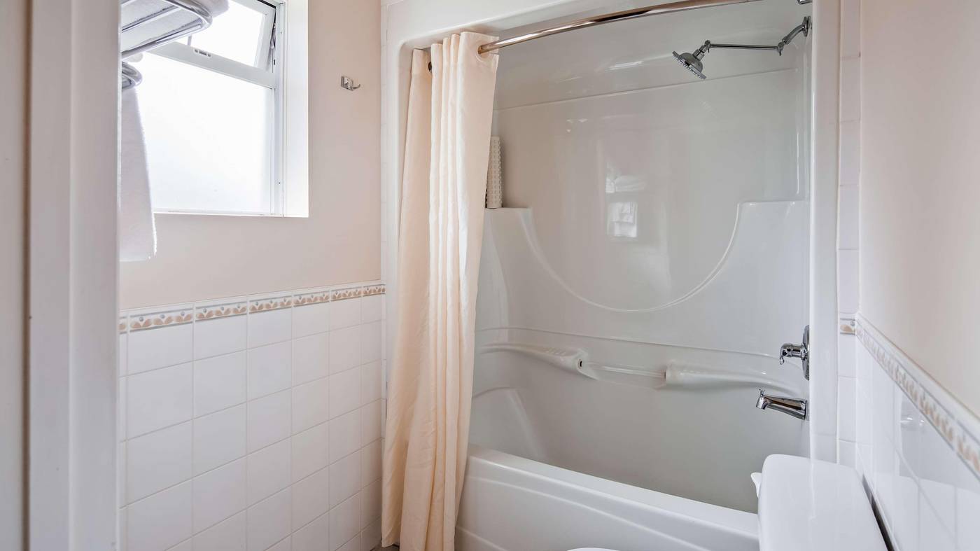 SureStay-by-Best-Western-North-Vancouver-Capilano-Room-24