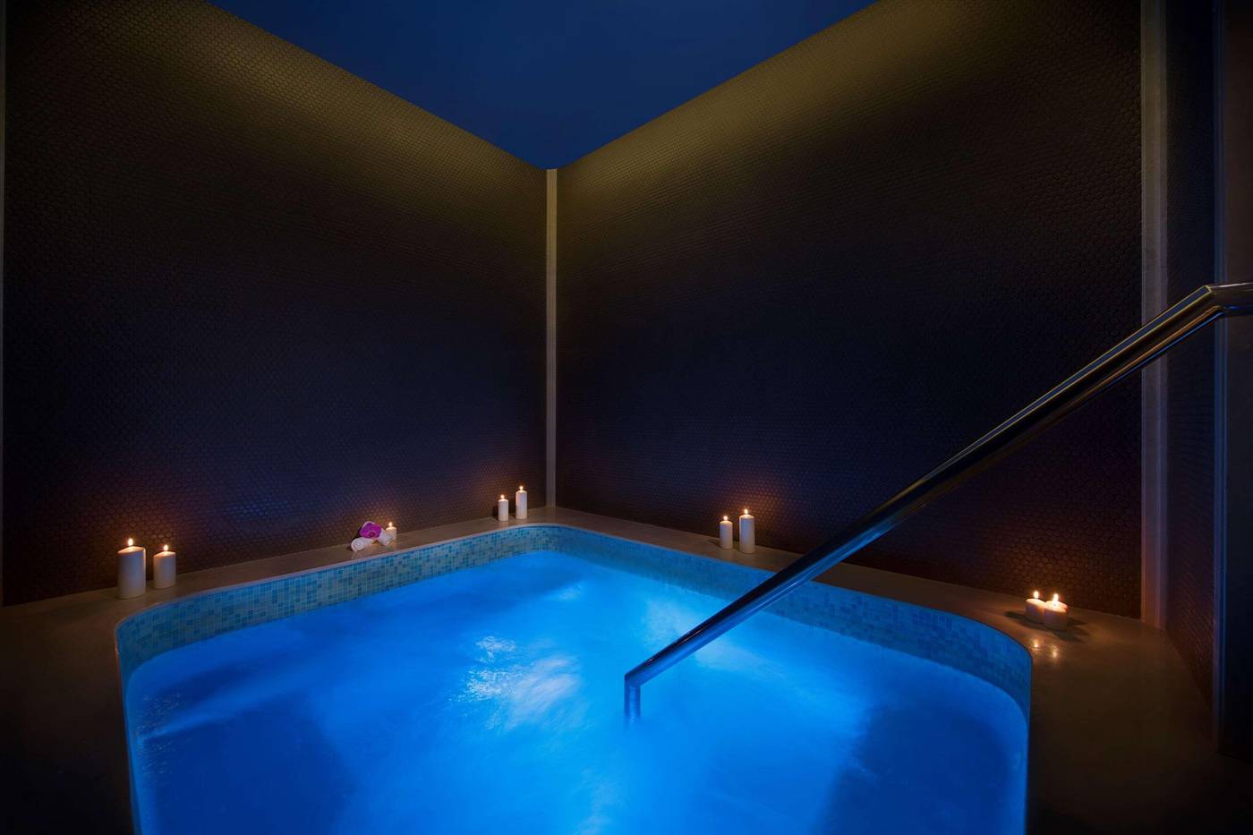 AlRayyan-Hotel-Doha--Curio-Collection-by-Hilton-Pool-52