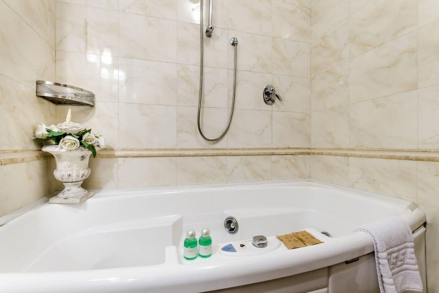 Luxury-Rooms-H-2000-Roma-Room-21