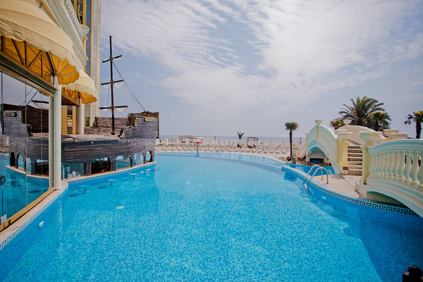 Imperial-Palace-Pool-2