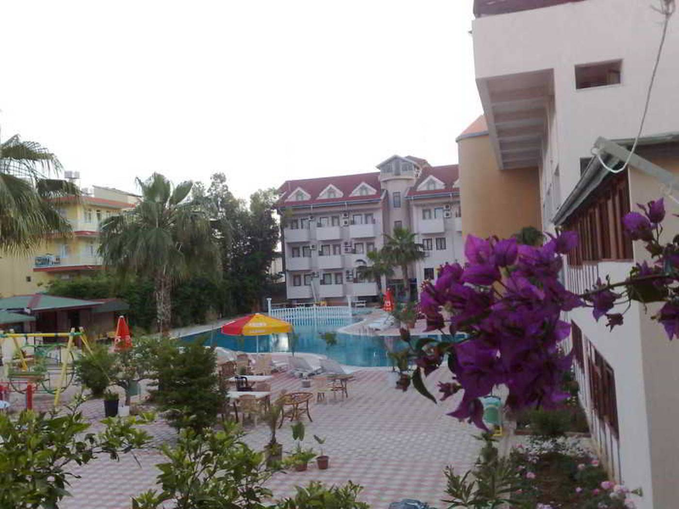 Side-Yesiloz-Hotel-Pool-10