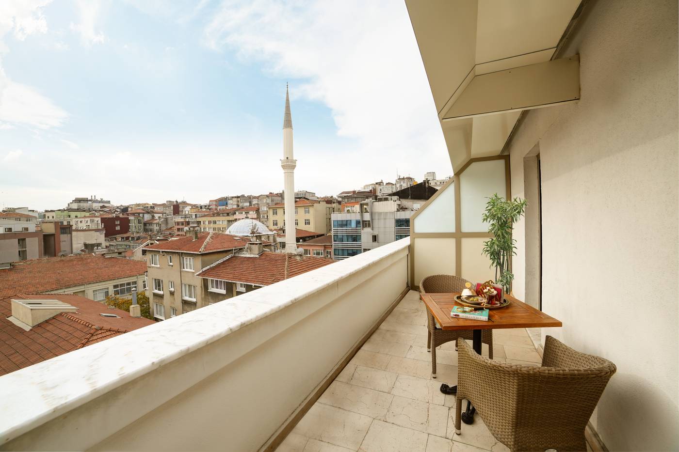 Halifaks-Hotel-Terrace-4
