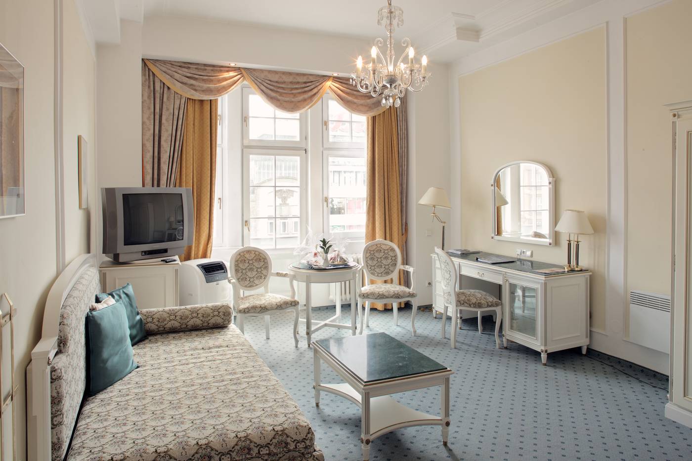 Ambassador-Zlat-----Husa-Room-26