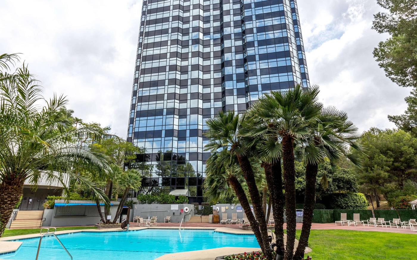 Hilton-Los-Angeles-Universal-City-Pool-2