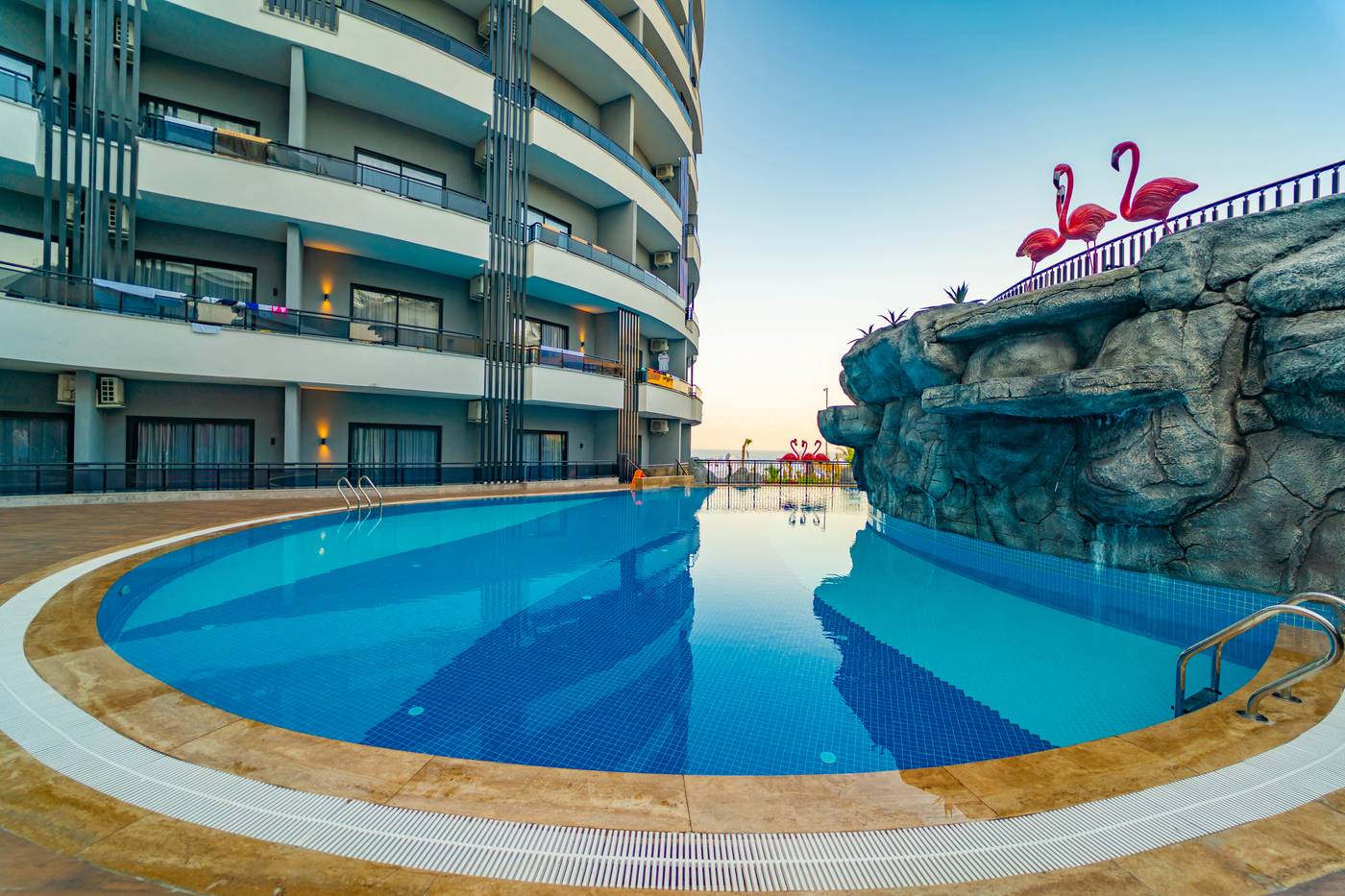 Nox-Inn-Deluxe-Hotel-Pool-8