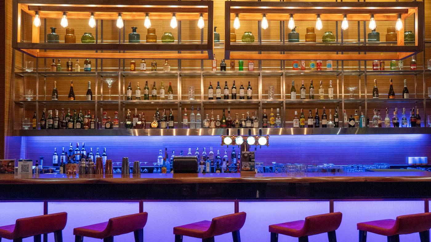 Holiday-Inn-Bangkok-Silom-Bar-19