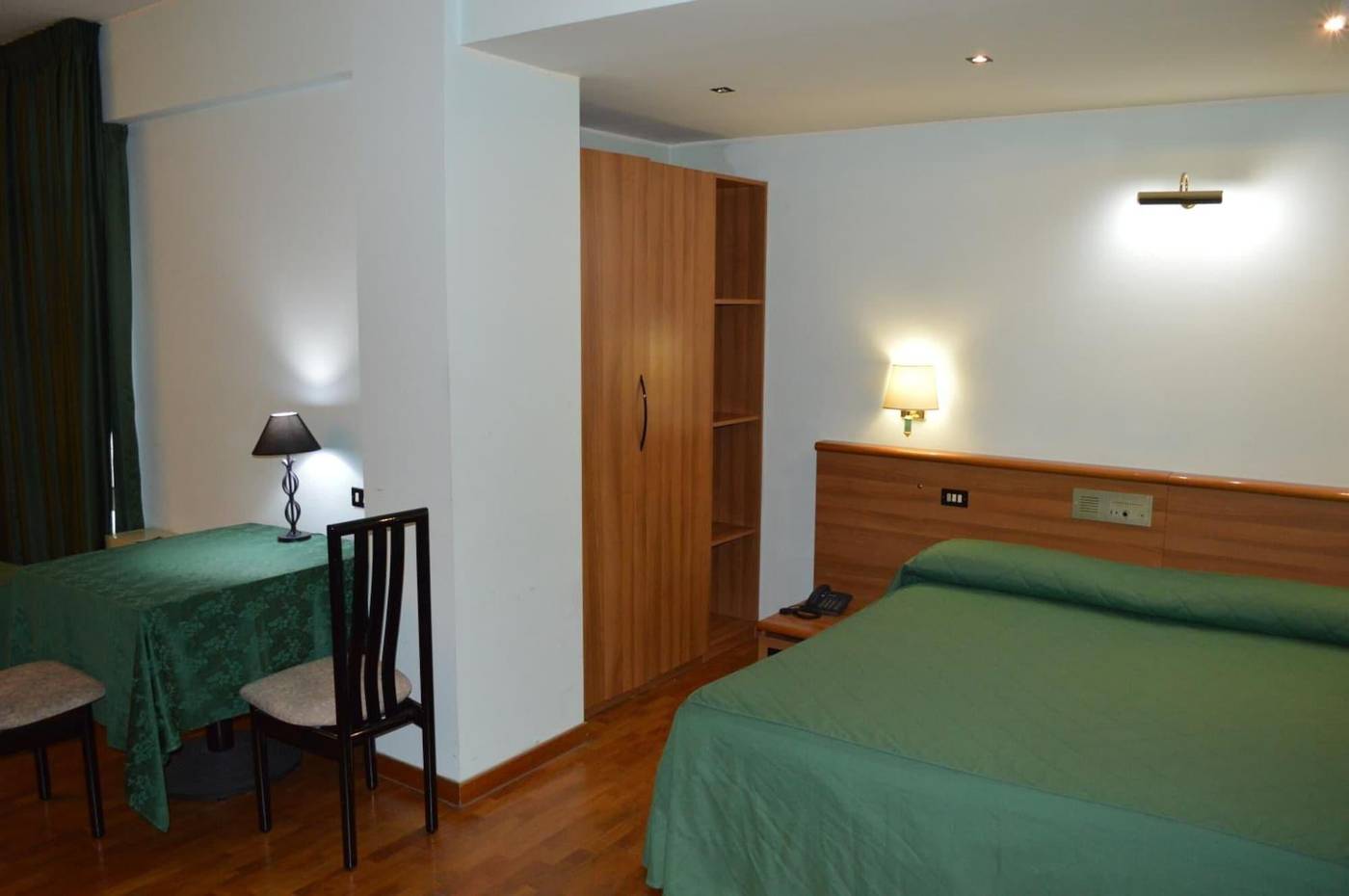 Canadian-Hotel-Room-9