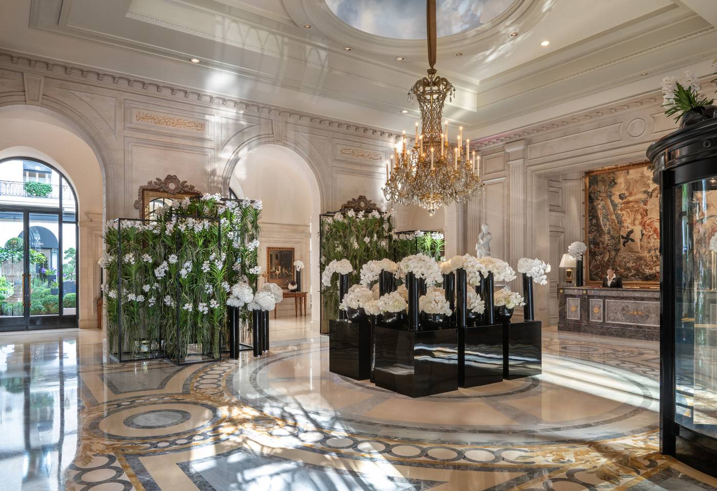 Four-Seasons-Hotel-Paris-Lobby-12